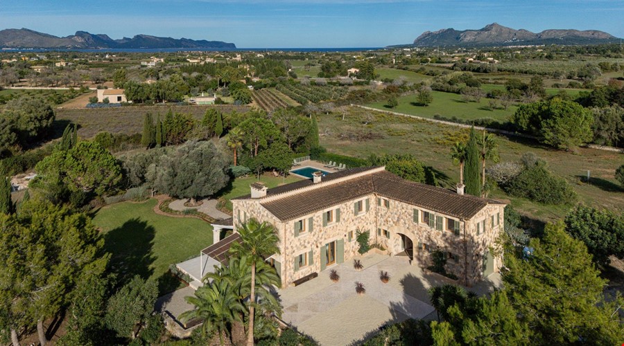 Finca campestre atemporal con vistas a la montaña en venta en Pollensa