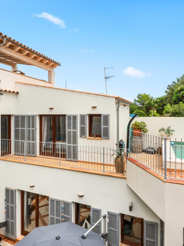 Casa de pueblo renovada con piscina, vistas al mar y licencia vacacional en capdepera