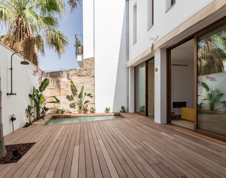 Light-filled two-bedroom loft style home for sale with sea-view roof terrace in gènova