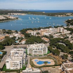 Apartamento en planta baja en venta, jardín privado, piscina comunitaria, orientación suroeste en portocolom