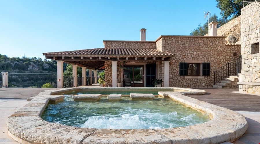 Landhaus mit panoramablick auf die bucht und gewachsenem garten zum verkauf in palma Finca for sale in Palma