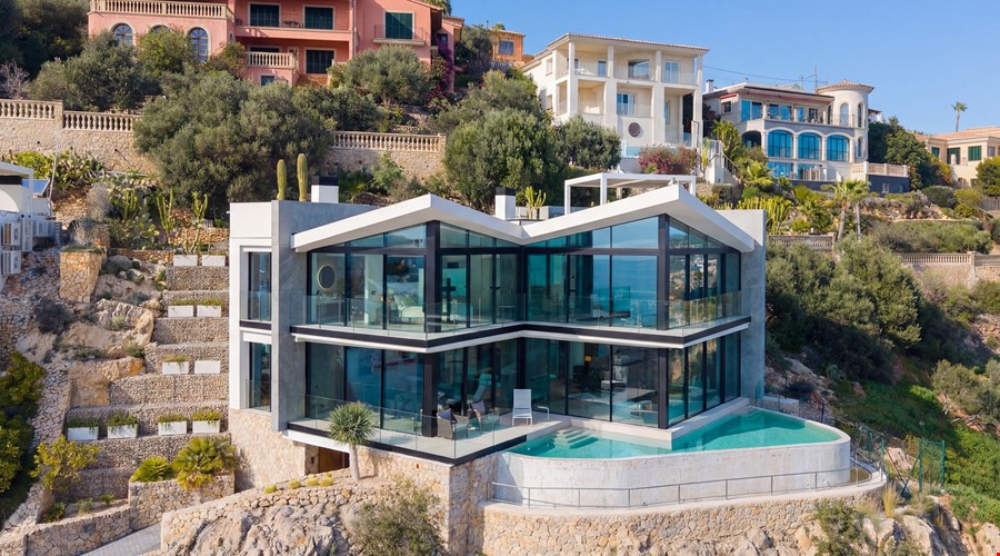 Villa contemporánea con vistas al mar en venta en santa ponsa Renovated five-bedroom villa with guest apartment and garden for sale in costa de la calma