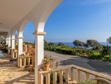 Sea-view villa for sale with saltwater pool and rental licence in cala figuera