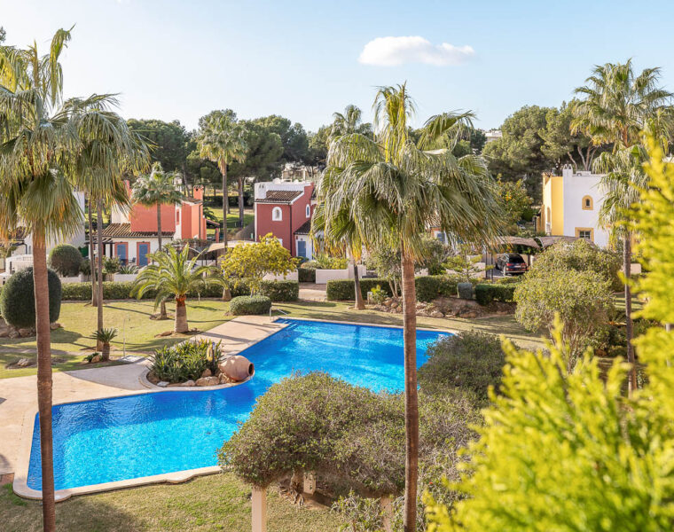 Spacious three-bedroom penthouse with private roof terrace for sale in santa ponsa