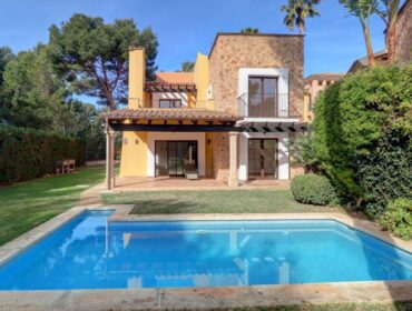 Golf-front villa for sale in santa ponsa with private pool in ses penyes rotges