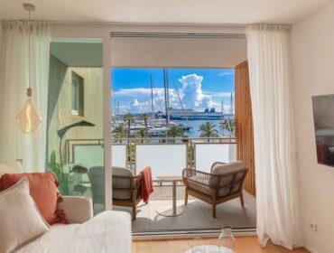 Three-bedroom penthouse for sale with terrace and sea views in palma
