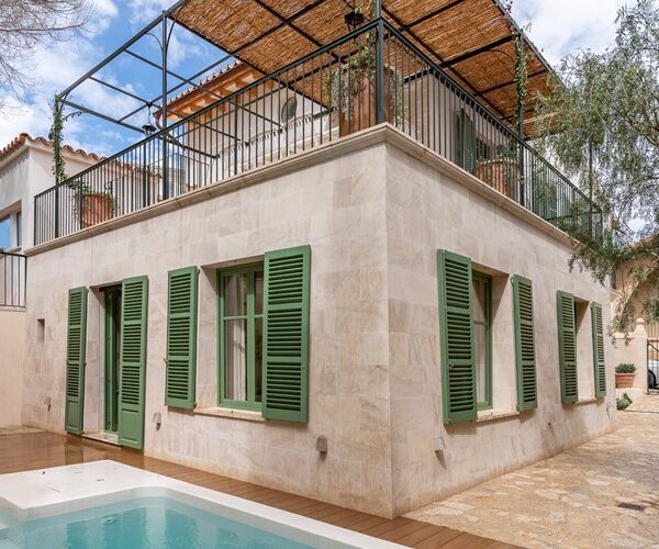 Refined mediterranean townhouse with pool and spacious garage for sale in cas català