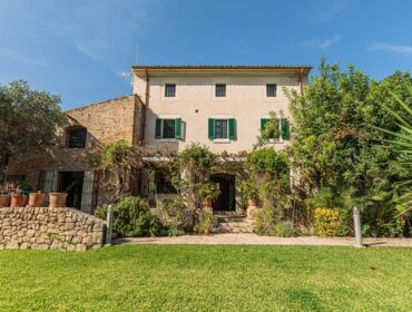 Expansive country estate with guest houses, tennis court and olive groves for sale in pollensa