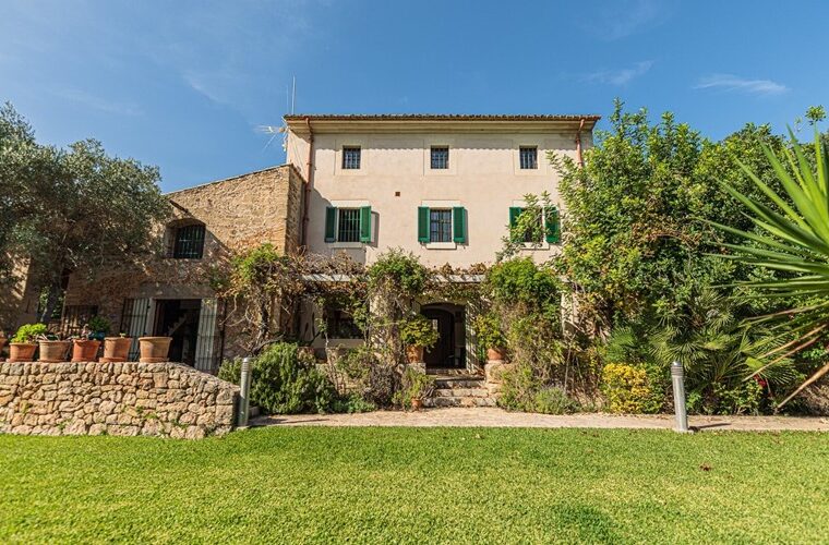 Expansive country estate with guest houses, tennis court and olive groves for sale in pollensa