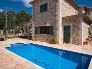 5 bedroom villa with garden, pool and garage for sale in pòrtol