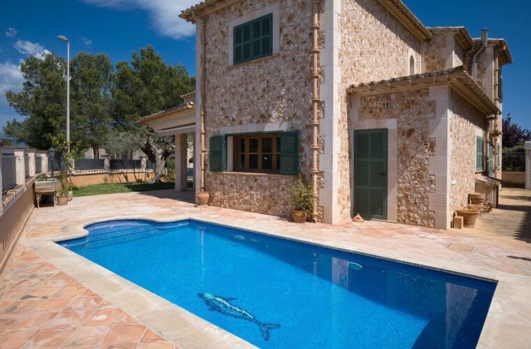 5 bedroom villa with garden, pool and garage for sale in pòrtol