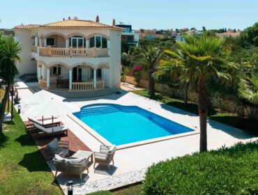 Sea-view villa with pool and panoramic balconies for sale in palma