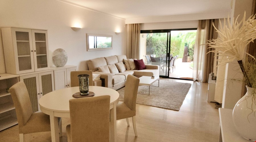 Sofisticada residencia de dos dormitorios con jardín y vistas al campo de golf en Bendinat