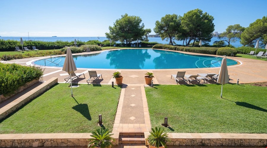 Apartamento costero refinado con amplia terraza y vistas al mar en Costa d’en Blanes
