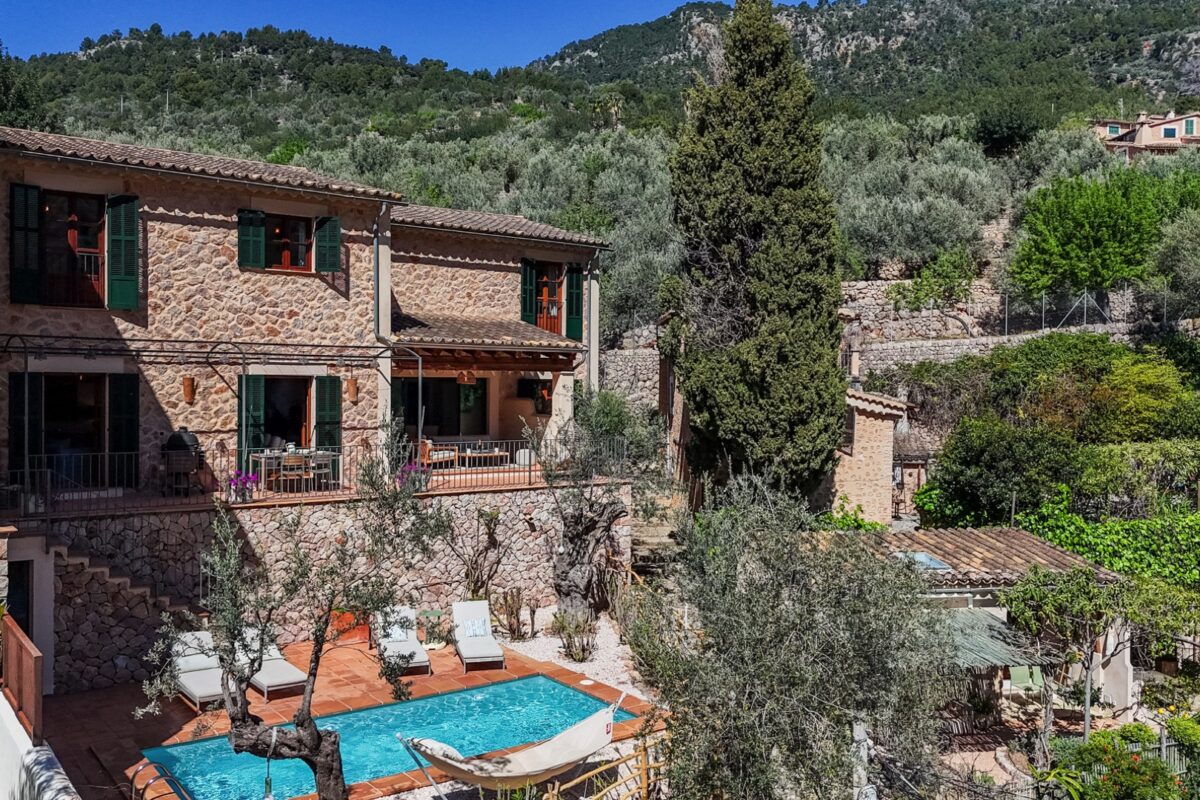 Finca tradicional de piedra con piscina privada y vistas majestuosas a la montaña en venta en Fornalutx