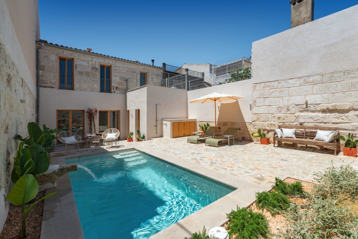 Casa de pueblo mediterránea contemporánea en venta en Maria de la Salut