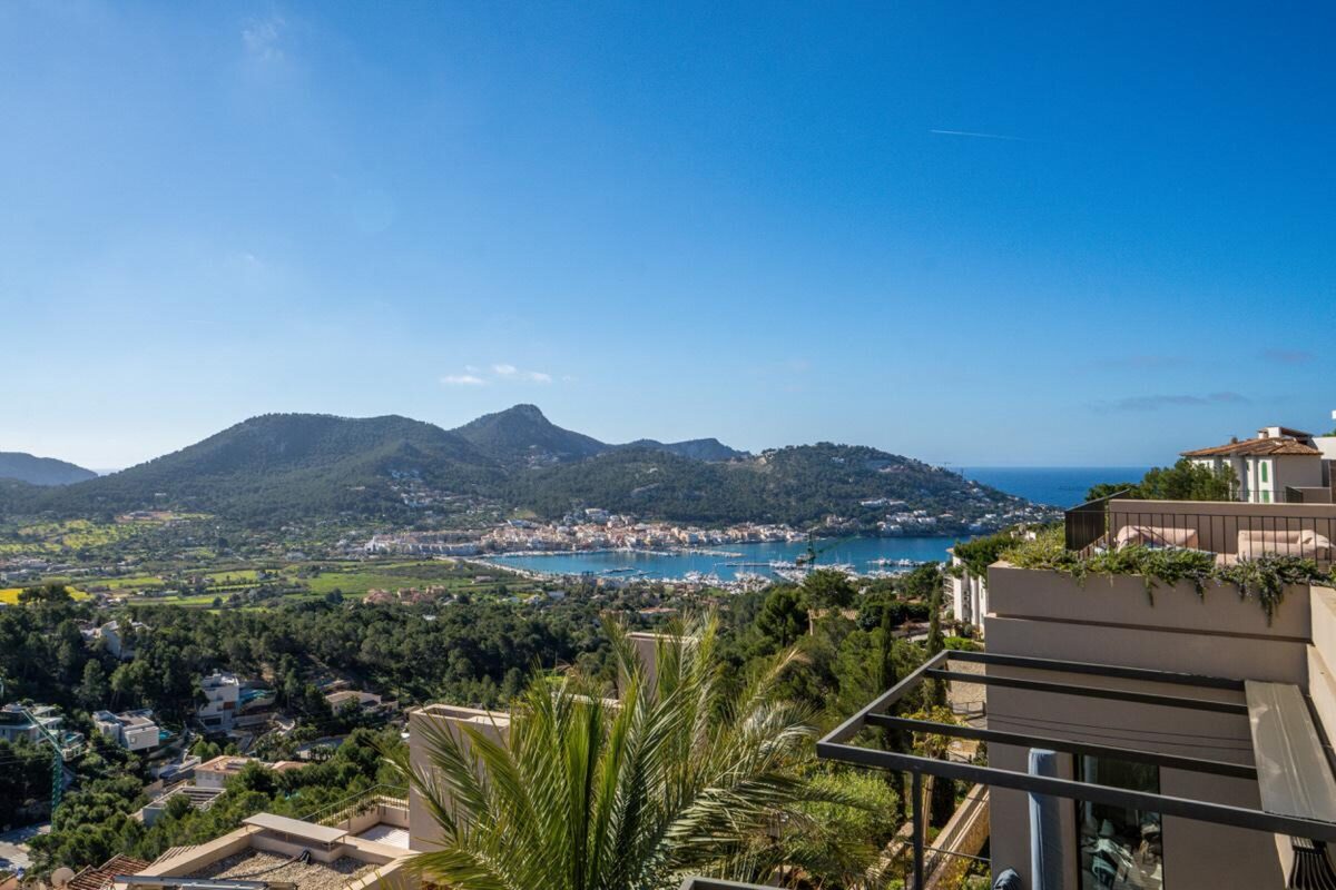 Villa mediterránea contemporánea con vistas al mar y licencia de alquiler en Port d’Andratx