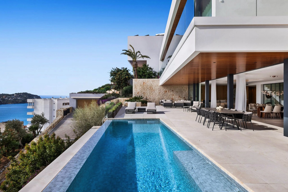 Villa contemporánea con vistas panorámicas en venta en Santa Ponsa