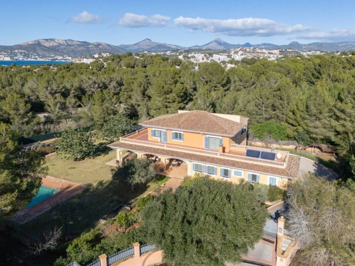 Espaciosa villa mediterránea con extensos terrenos en venta en Santa Ponsa