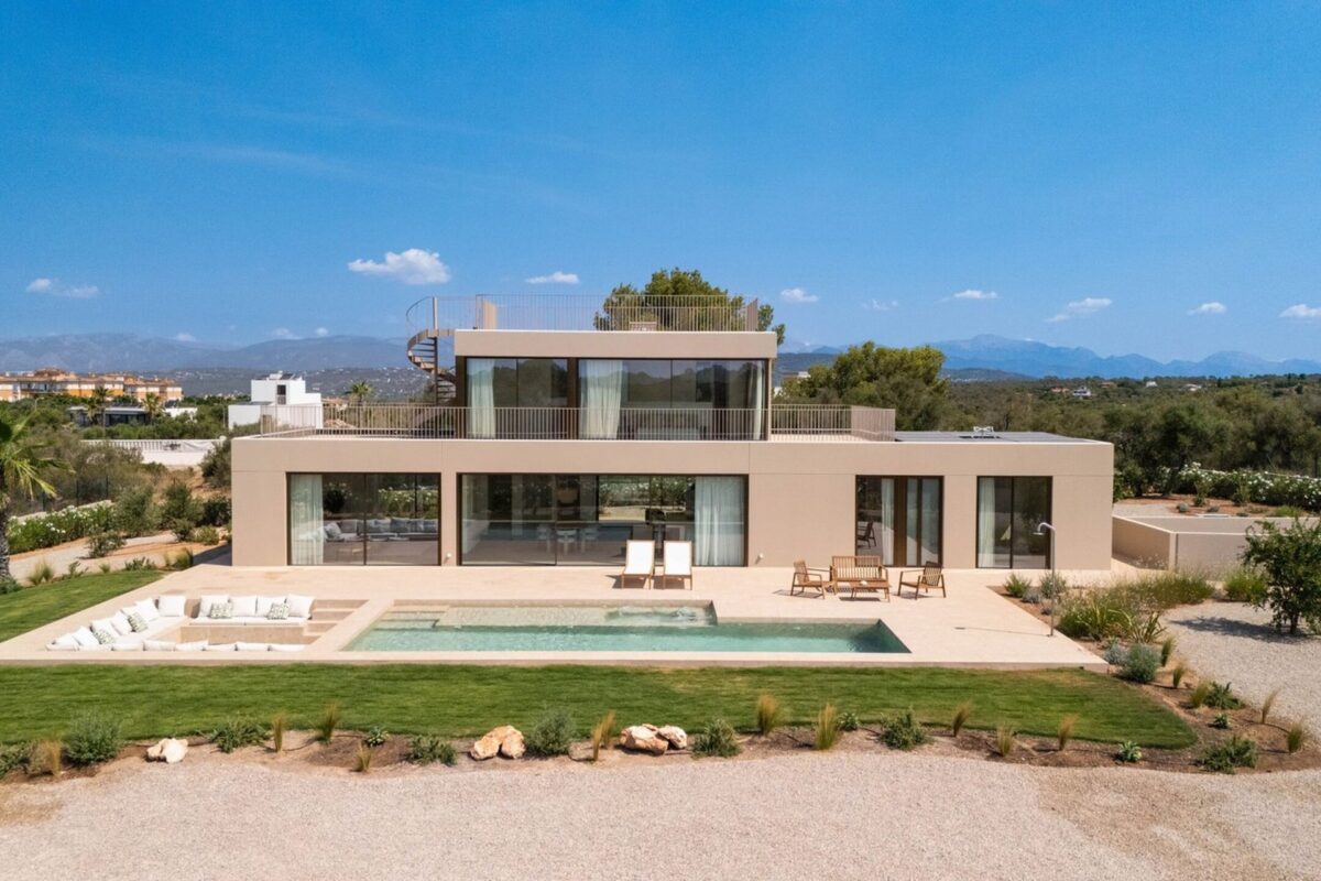 Villa contemporánea de cinco dormitorios con vistas panorámicas a la costa en venta en Son Gual