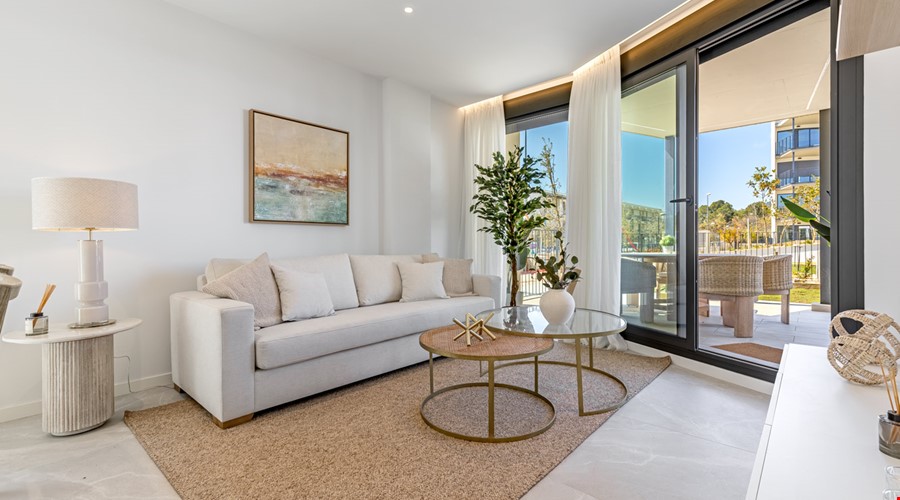 Moderno apartamento con jardín de dos dormitorios y piscina comunitaria en Palmanova