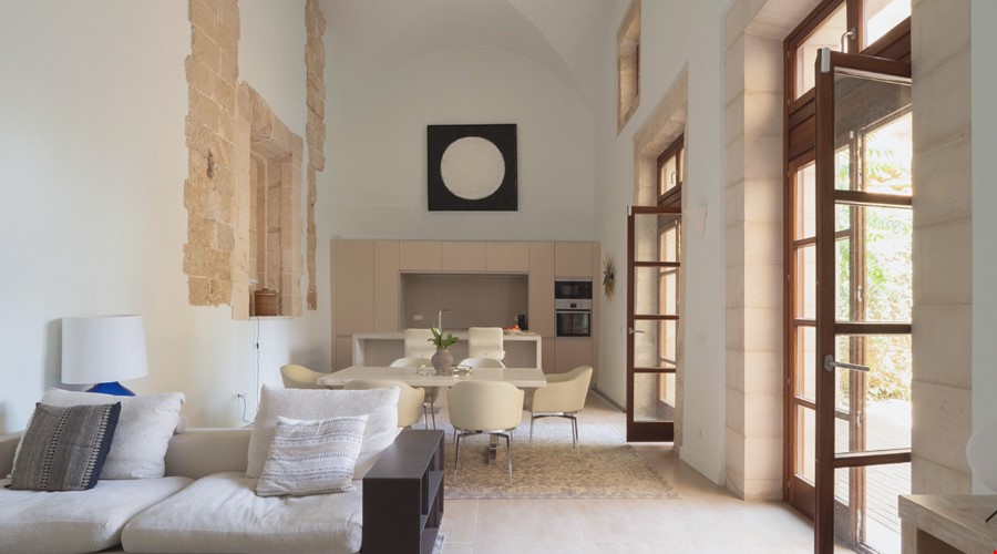 Santuario histórico con techos abovedados y terraza privada en Palma
