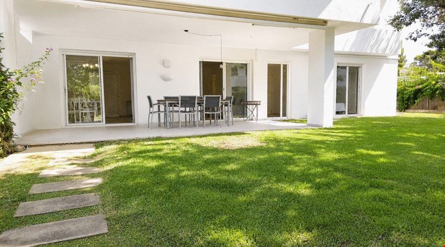 Apartamento en planta baja con jardín privado y acceso a piscina en venta en Pollensa