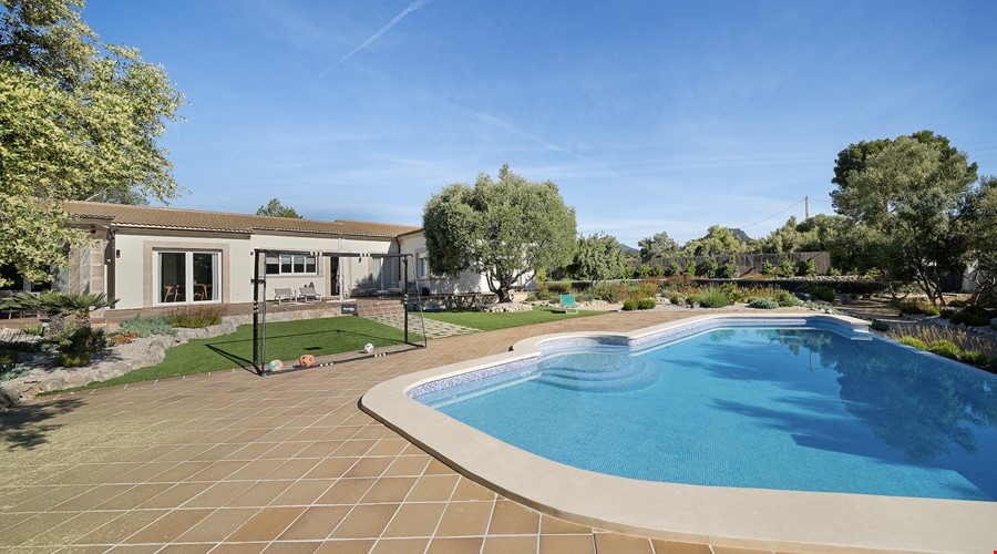 Casa de Campo Mediterránea con Extensos Jardines en venta en Calvià