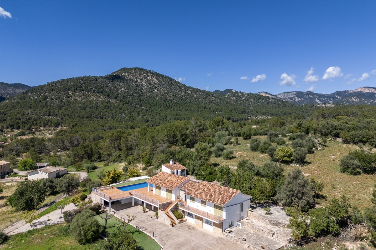 Finca de ocho dormitorios con espectaculares vistas panorámicas en venta en Santa María del Camí