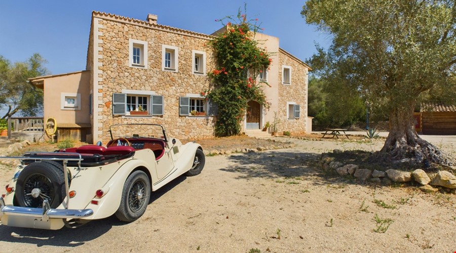 Finca de piedra sostenible con cuatro dormitorios y vistas a la montaña en venta en Algaida
