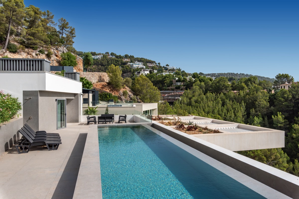 Villa de arquitectura contemporánea con piscina infinita y vistas panorámicas en Son Vida