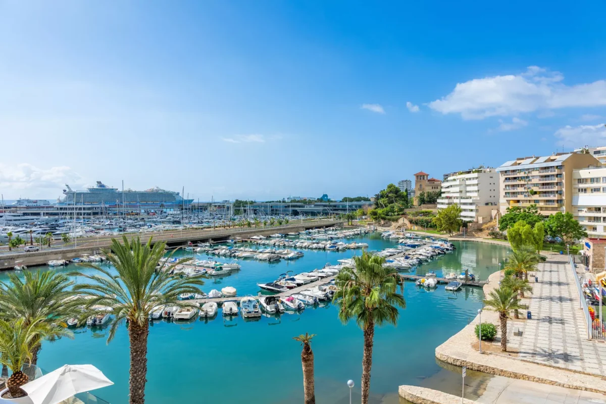 Apartamento contemporáneo de tres dormitorios con vistas al puerto en Palma