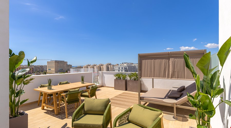 Apartamento moderno con terraza privada en la azotea y vistas al mar en venta en Palma