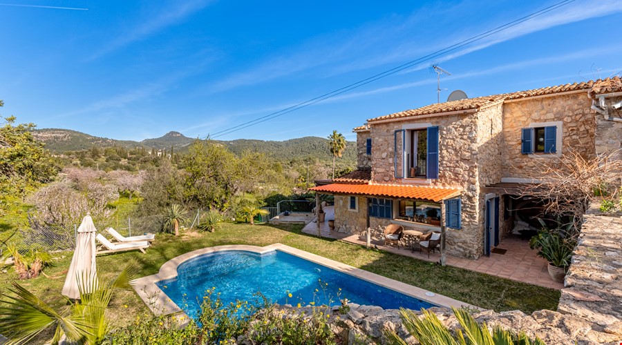 Auténtica casa de campo de piedra con piscina privada en venta en Capdellà