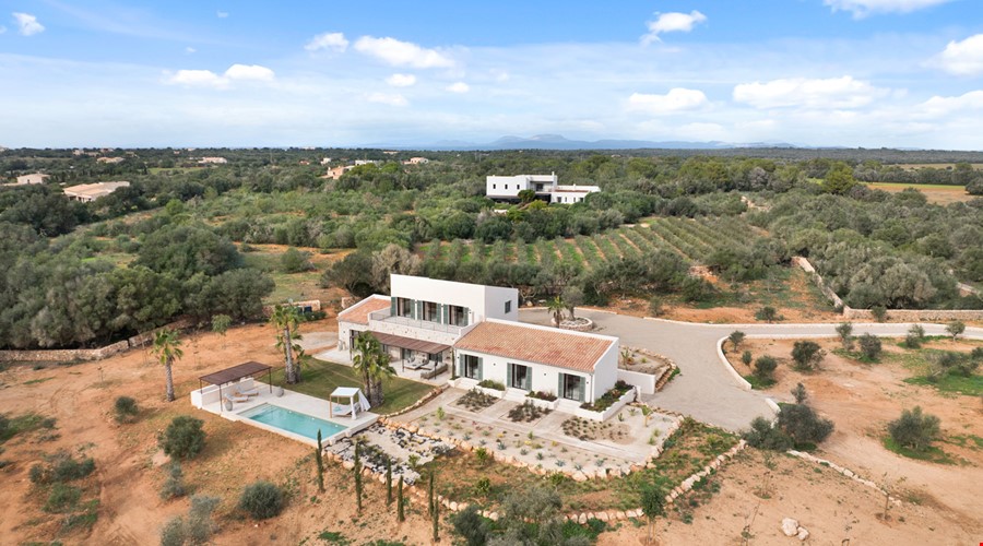 Finca de piedra natural de nueva construcción con jardines mediterráneos en Ses Salines