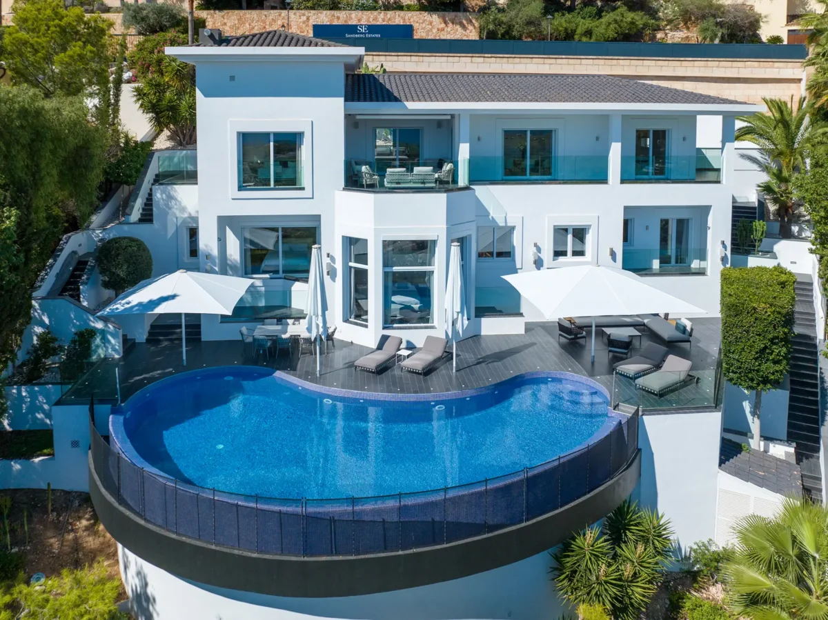 Chalet contemporáneo de cinco dormitorios con vistas al mar en venta en Bendinat