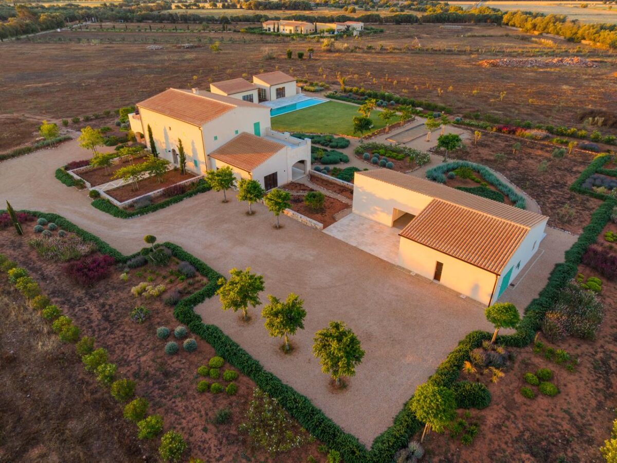 Gran finca mediterránea con viñedo privado y casa de bienestar en venta en Campos