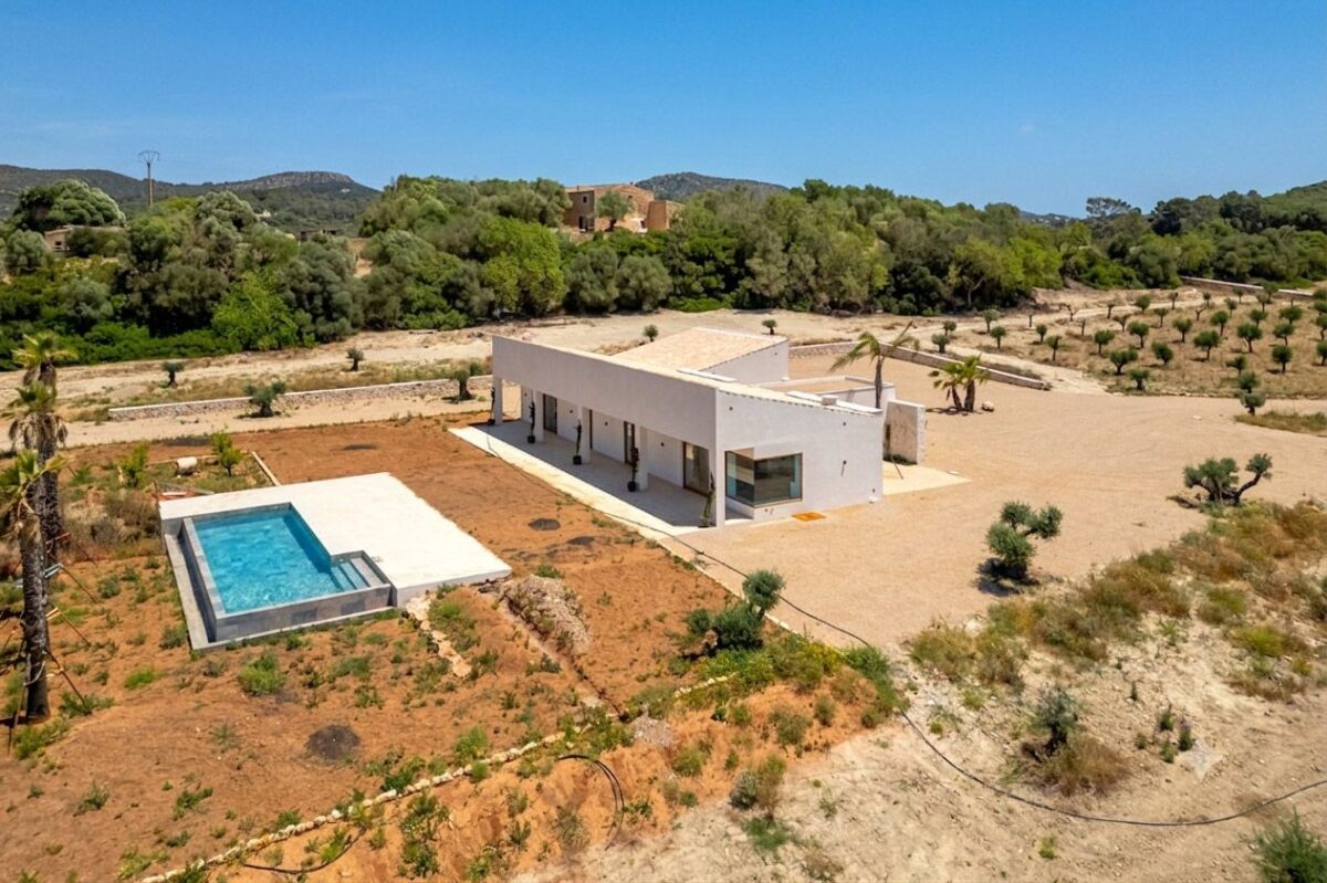 Finca contemporánea de cuatro dormitorios con vistas panorámicas en venta en Llucmajor