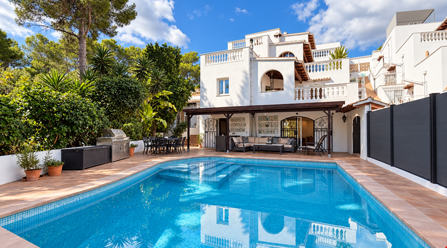 Residencia costera de tres dormitorios con piscina privada en venta en Cala Vinyes