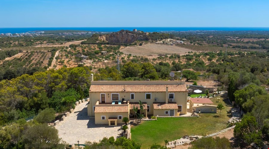 Finca mediterránea con licencia vacacional y vistas al mar en venta en Artà