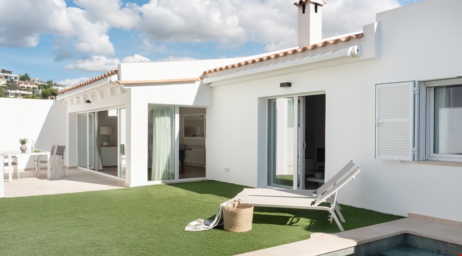 Elegante adosado con piscina privada de agua salada y espacios versátiles en venta en Bendinat