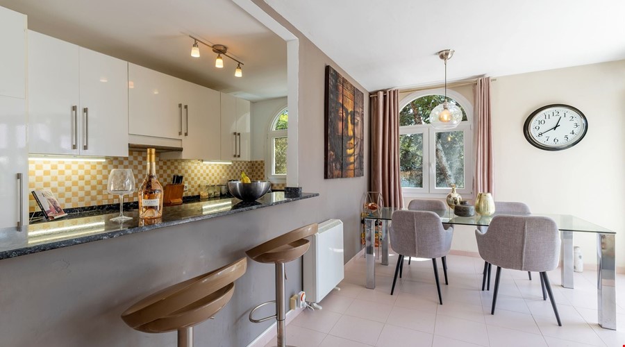 Espacioso apartamento de tres dormitorios con piscina comunitaria en venta en Sol de Mallorca