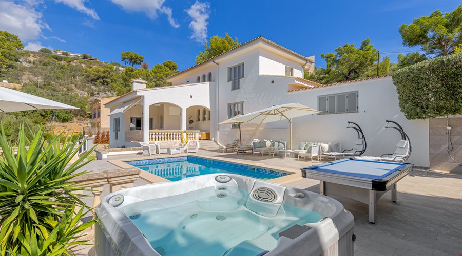Villa mediterránea con vistas panorámicas y piscina privada en venta en Son Font, Calvià