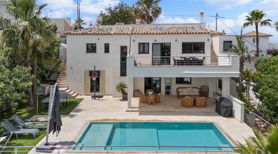 Villa moderna de cuatro dormitorios con piscina privada en venta en El Toro