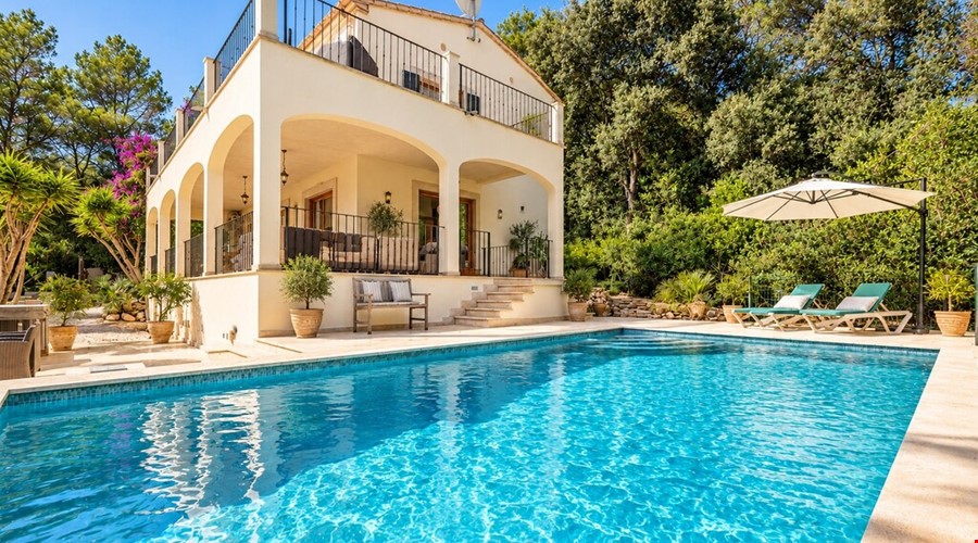 Casa de campo familiar de cinco dormitorios con vistas a la montaña en venta en Pollensa