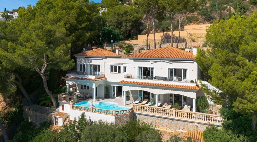 Villa mediterránea de tres dormitorios con vistas al mar y piscina privada en venta en Portals Nous