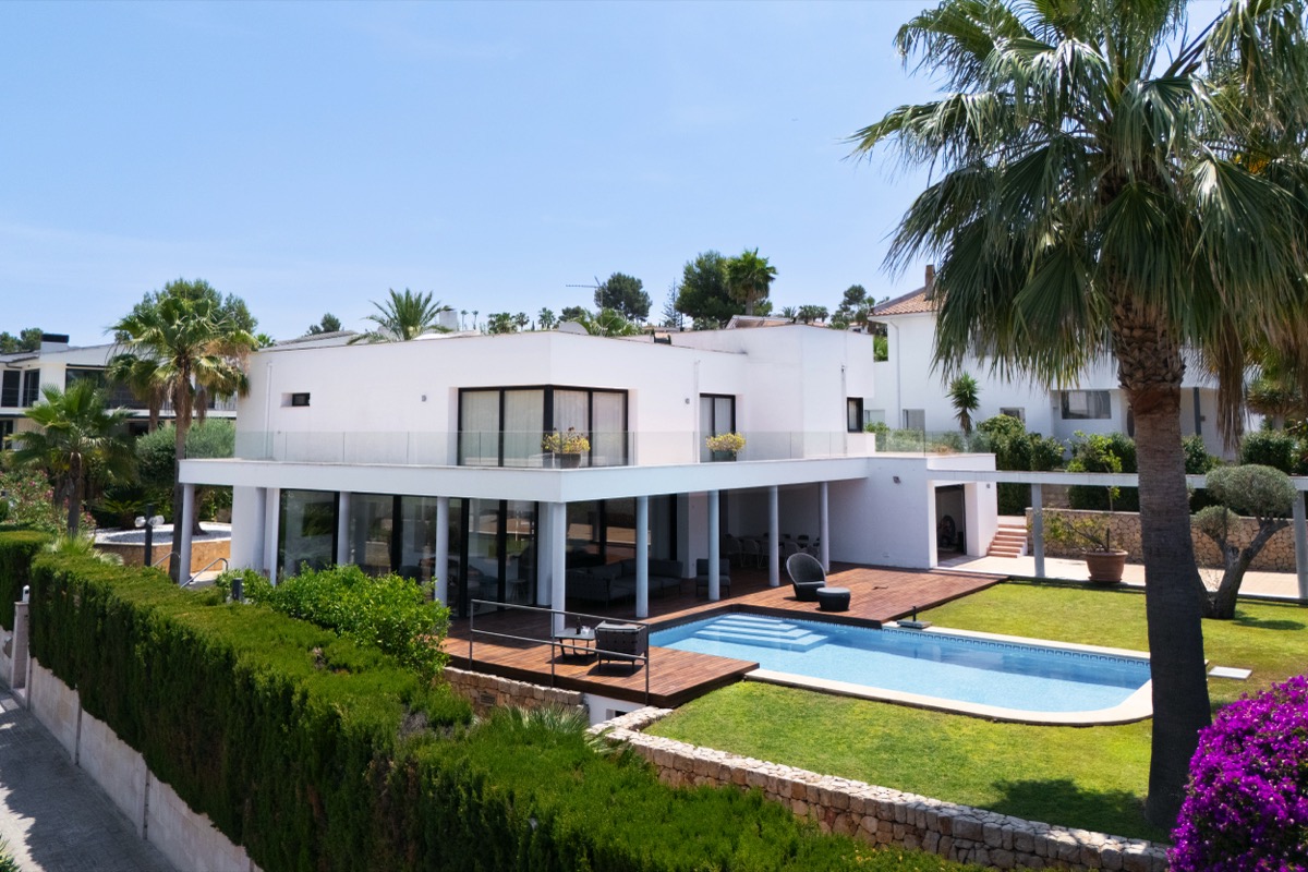 Villa de cuatro dormitorios con piscina privada cerca de los campos de golf en Santa Ponsa