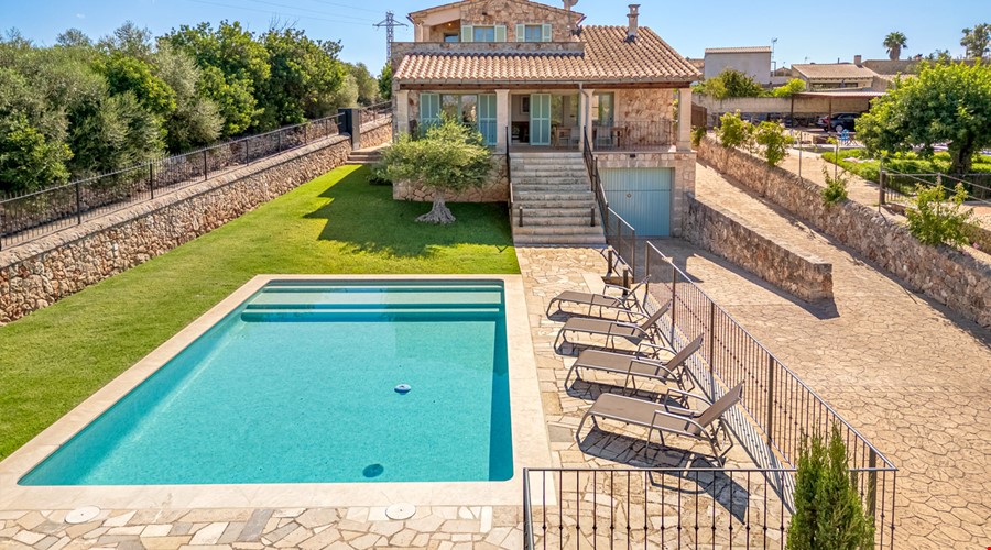 Serena casa de campo de tres dormitorios con piscina privada y amplias vistas en Sineu