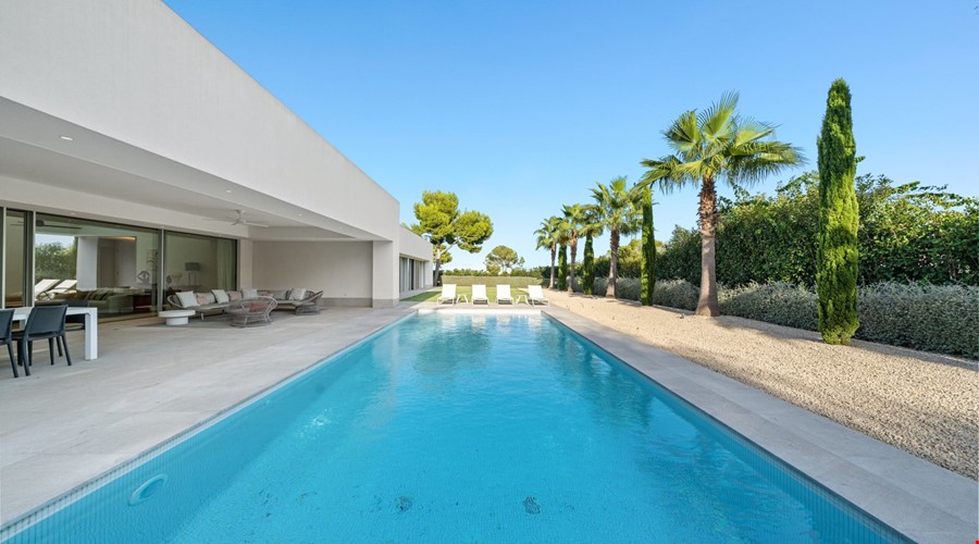 Exquisita villa moderna de una planta con piscina de agua salada en venta en Sol de Mallorca